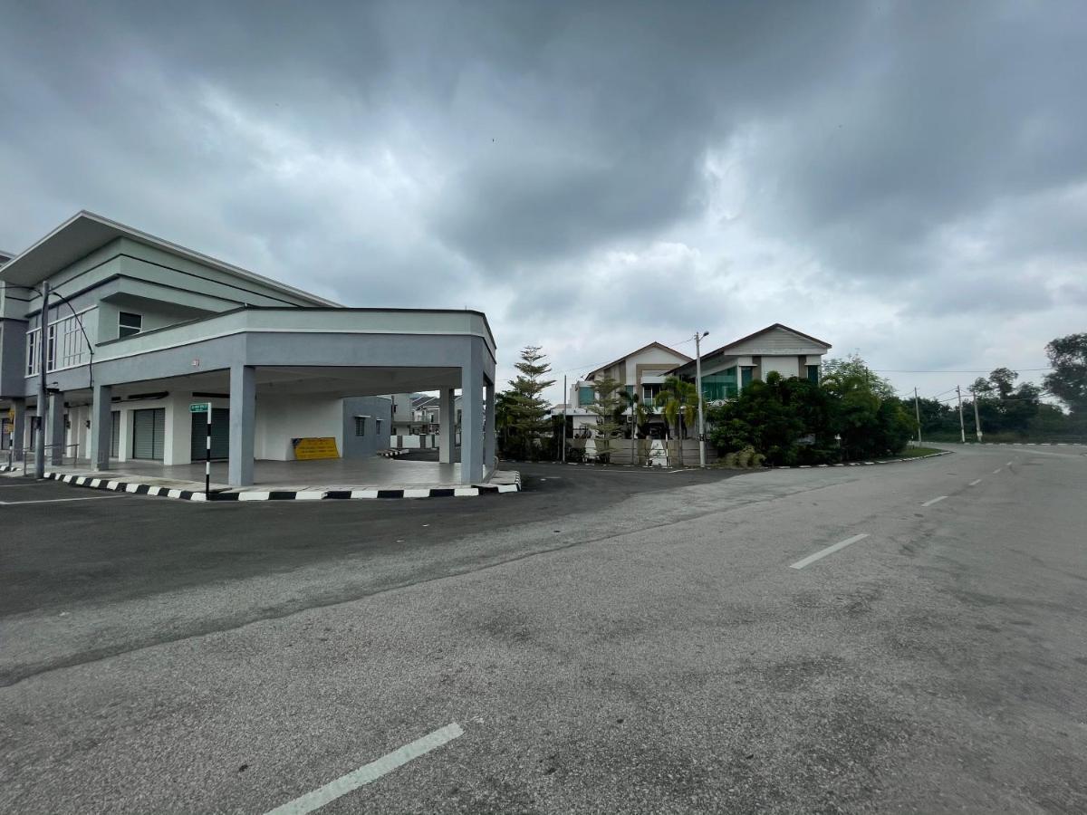 No 61 Nazirin Homestay Tmn Indah Raya 2 Manjung 루무트 외부 사진